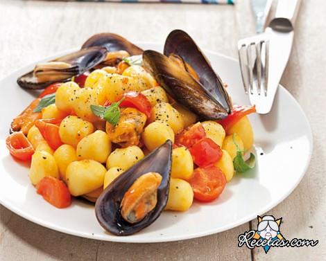 Ñoquis de patatas con tomatitos y mejillones