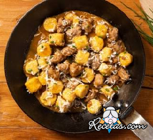 Ñoquis de polenta con salchicha