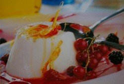 Panna Cotta con coulis de frutos rojos