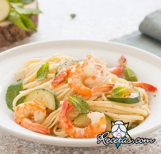 Pasta con gambas y calabacines
