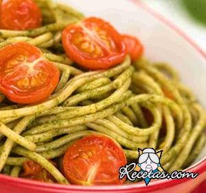 Pasta con pesto de rúcula y tomates cherry