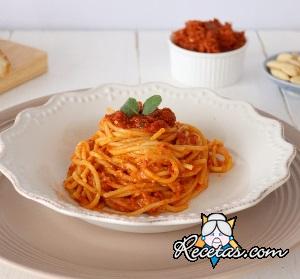 Pasta con pesto de tomates secos