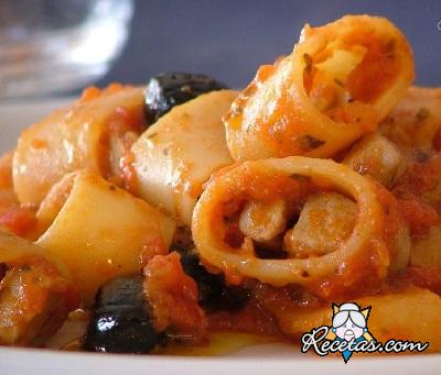 Pasta con salsa de atún fresco