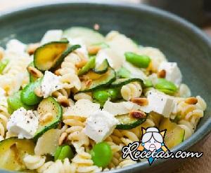Pasta fría con calabacín, tofu y menta fresca