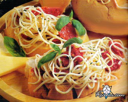 Pasta mediterránea con pan tostado y queso