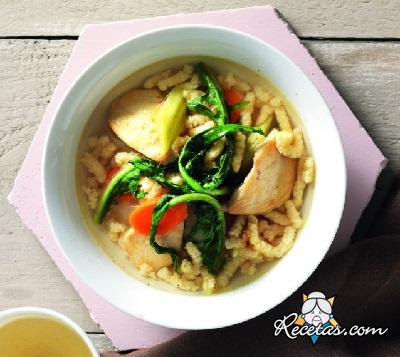 Pasta y chicoria en caldo de pollo