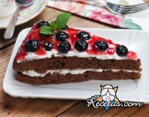 Pastel de chocolate y mermelada de grosellas