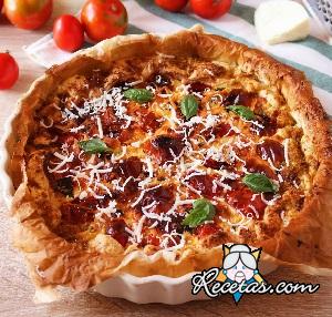 Pastel de queso feta, tomates cherry y albahaca