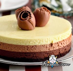 Pastel de tres chocolates