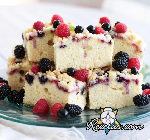 Pastel de yogur y frutos rojos