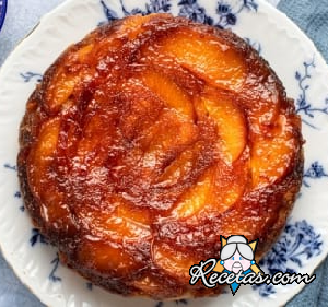 Pastel invertido de melocotones