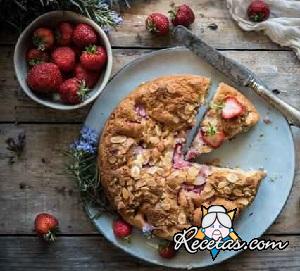 Pastel liviano de almendras, limones y fresas