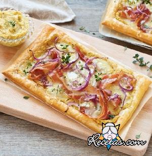 Pastel salado de alcachofas con queso azul y tocino