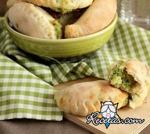 Pasteles rústicos con brie y brócoli