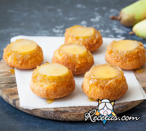 Pastelitos invertidos de peras y coco