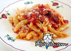 Pasta en salsa de tomates y setas