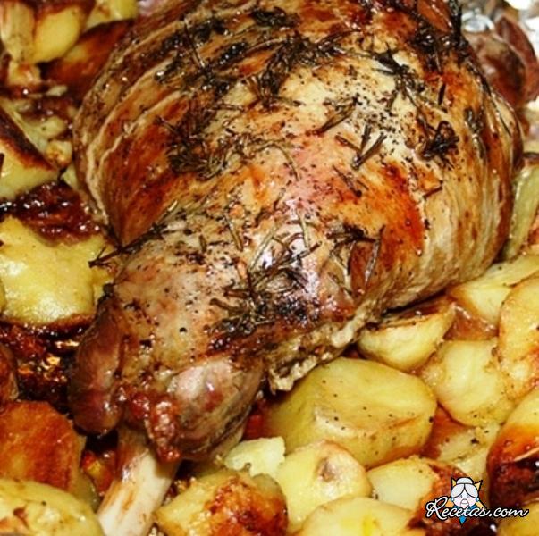 Pata de cordero asada con batatas