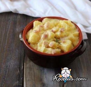 Patatas cremosas con bacon y cebolla