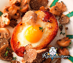 Patatas rellenas con huevos, champiñones y trufas