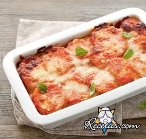 Patatas, tomates y tocino al horno