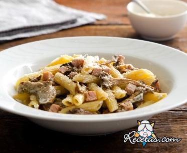 Penne, jamón y champiñones