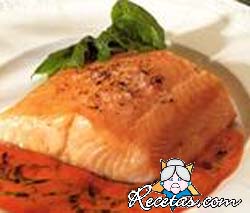 Salmón grillado a la albahaca con salsa de pimientos