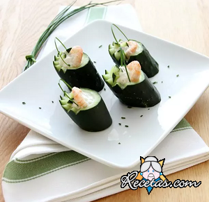 Pepinos rellenos con camarones y yogurt