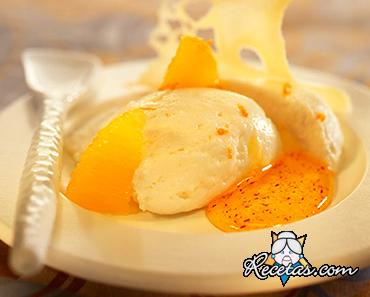 Peras al azafrán con mousse de naranjas