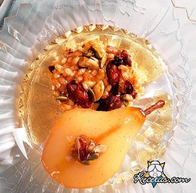 Peras almibaradas con crocante de frutas secas