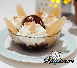 Peras con crema y helado de chocolate