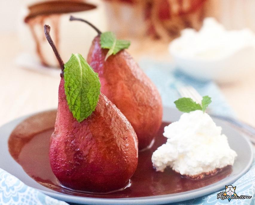 Peras con vino y chocolate