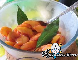 Duraznos en almibar de vino rojo