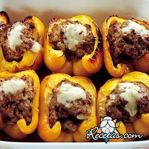 Pimientos rellenos de carne y queso