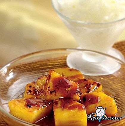 Piña dorada con granizado de champag...