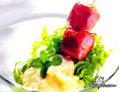 Pinchos de jamón crudo y salsa de   manzana