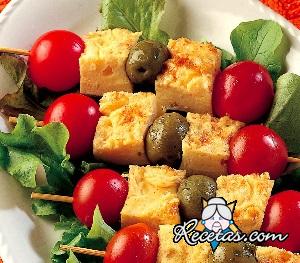 Pinchos de tortilla, aceitunas y tomates cherry