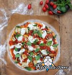 Pizza sin gluten con tomates cherry, berenjenas, piñones y mozzarella