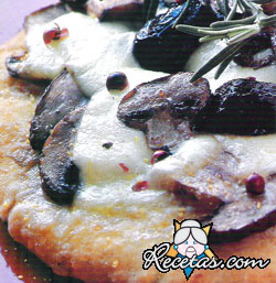 Pizzetas con romero y hongos