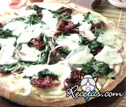 Pizza de recula y tomates secos
