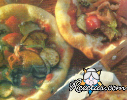 Pizza soleada de jamón y verduras