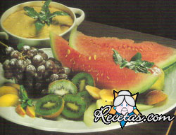 Frutas de estación y mousse de dulce de leche