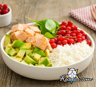 Pokè bowl con salmón