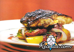 Pollo dorado con ensalada de tomates