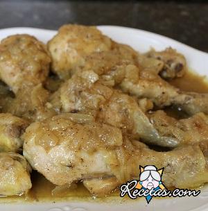 Pollo a la cazadora con cebollas