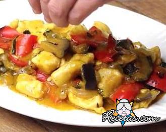 Pollo al azafrán y verduras grilladas