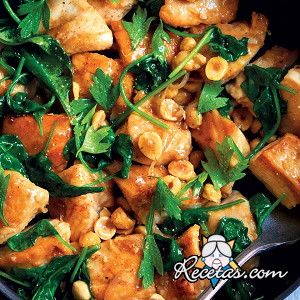 Pollo al jengibre con avellanas y espinacas