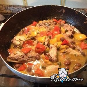 Pollo con aceitunas y pimientos