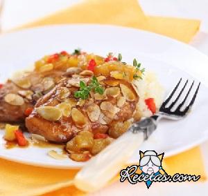 Pollo con almendras y salsa de albaricoques