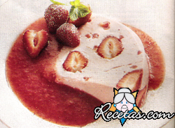 Postre helado de frutillas