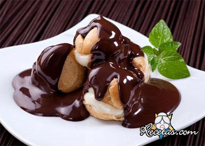 Profiteroles con chocolate y menta